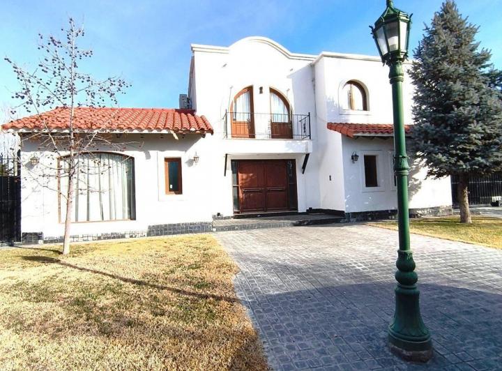 Casa · 484m² · 12 Ambientes · 4 Cocheras