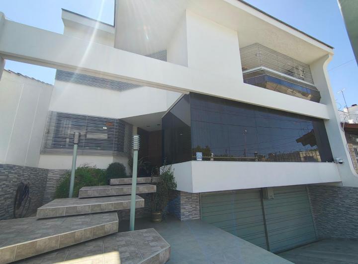 Casa · 250m² · 10 Ambientes · 2 Cocheras
