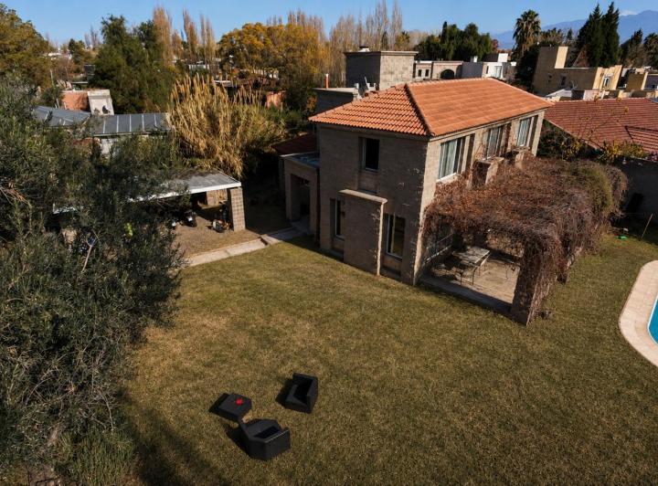 Casa · 245m² · 6 Ambientes · 2 Cocheras