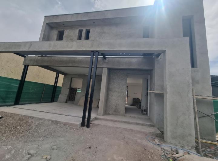 Casa · 180m² · 6 Ambientes · 2 Cocheras