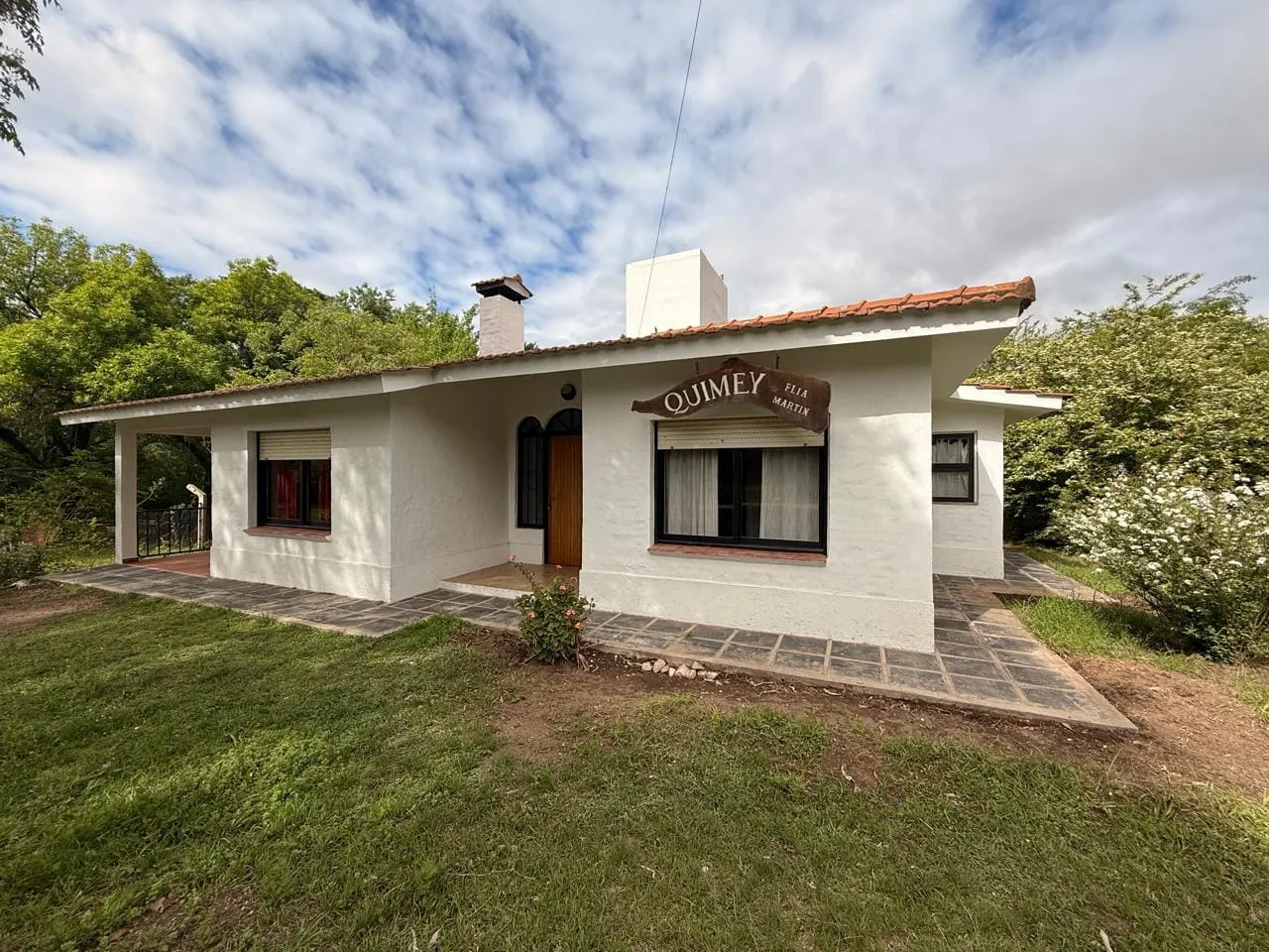 CASA DE TRES DORMITORIOS EN VENTA - LAGO AZUL