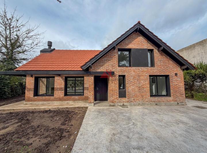 Casa · 160m² · 4 Ambientes · 1 Cochera