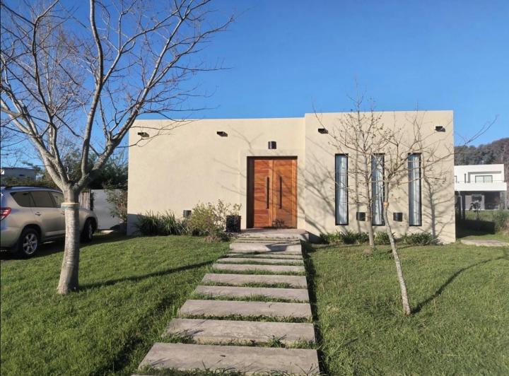 Casa · 100m² · 4 Ambientes · 2 Cocheras