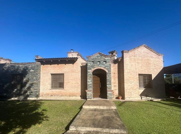 Casa · 200m² · 5 Ambientes · 4 Cocheras