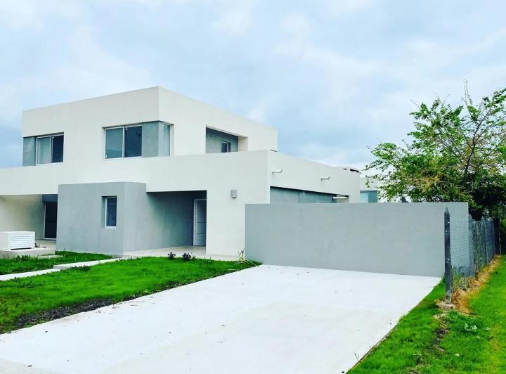 Casa · 100m² · 4 Ambientes · 2 Cocheras