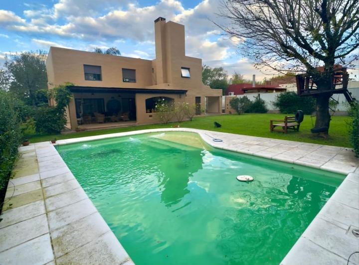 Casa · 280m² · 5 Ambientes · 2 Cocheras