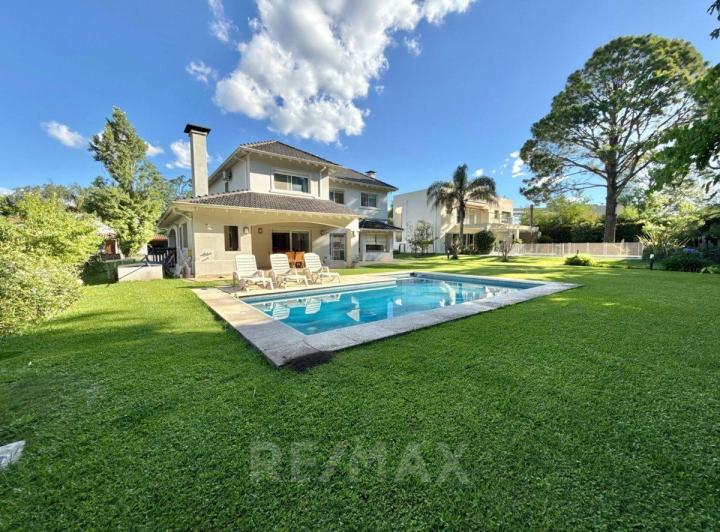 Casa · 200m² · 6 Ambientes · 2 Cocheras