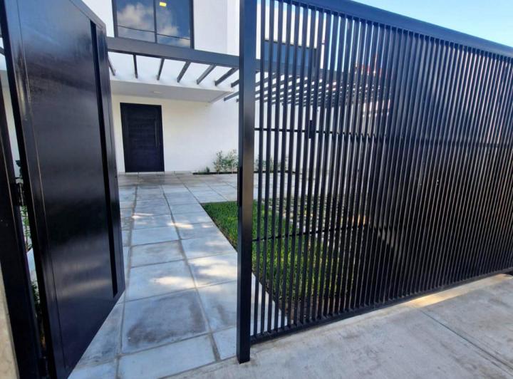 Casa · 178m² · 3 Ambientes · 2 Cocheras