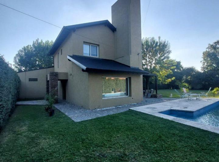 Casa · 210m² · 4 Ambientes · 1 Cochera