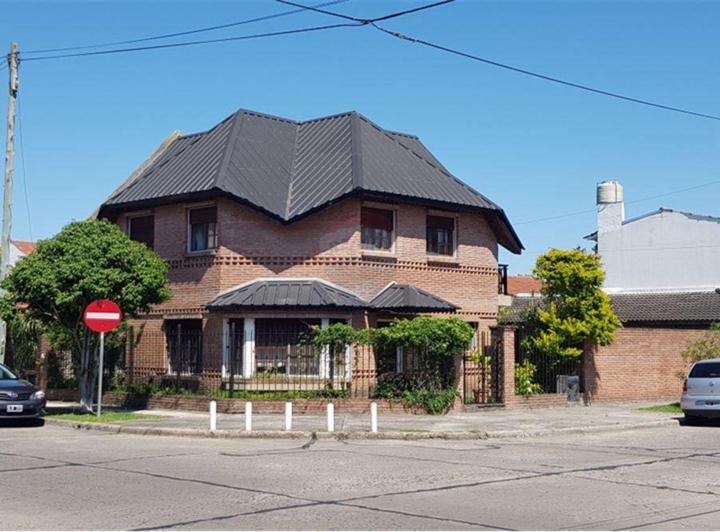 Casa · 180m² · 5 Ambientes · 2 Cocheras