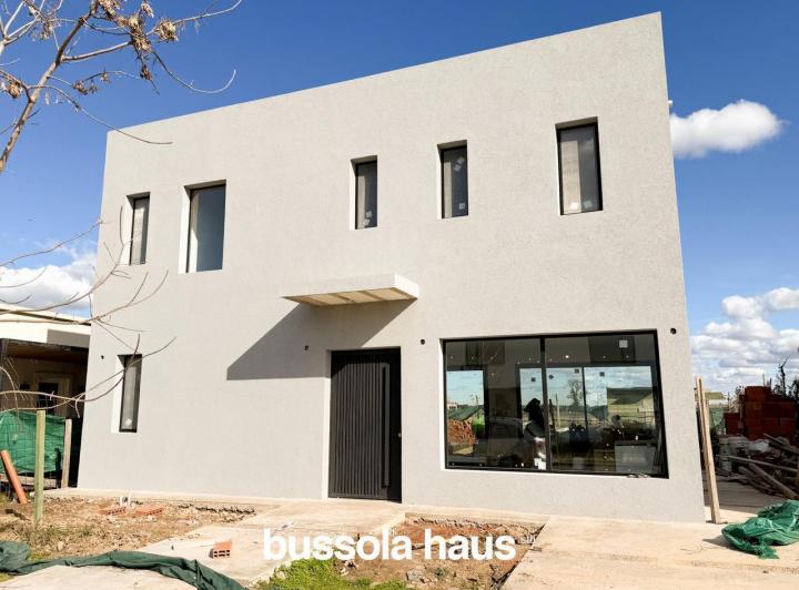 Casa · 175m² · 5 Ambientes · 2 Cocheras