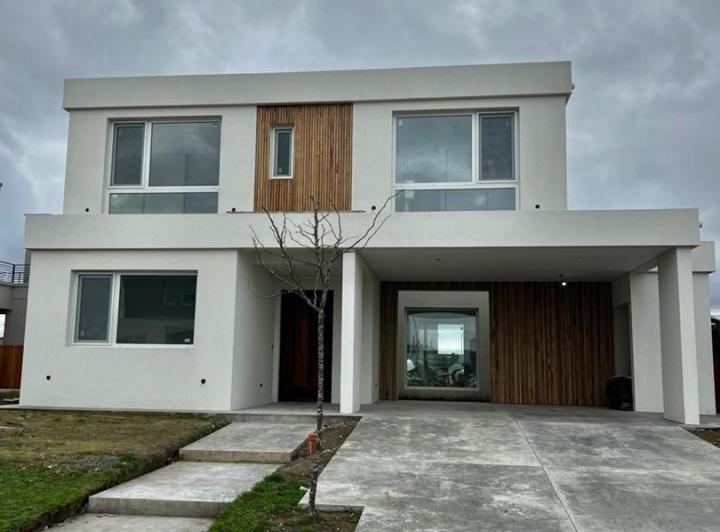 Casa · 200m² · 4 Ambientes · 2 Cocheras