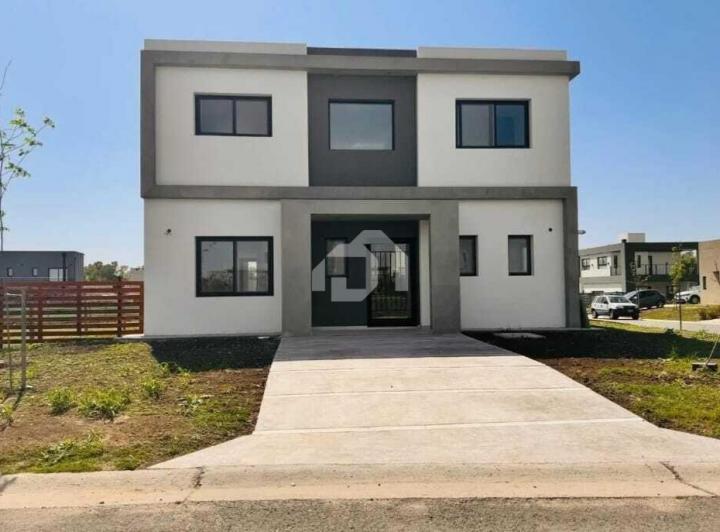 Casa · 180m² · 5 Ambientes · 2 Cocheras