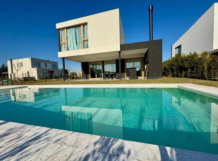 Casa · 220m² · 5 Ambientes · 4 Cocheras