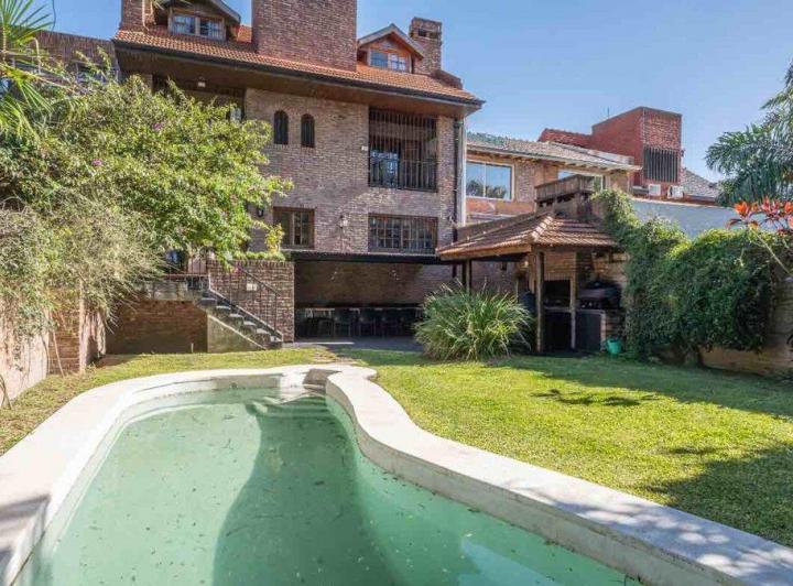 Casa · 383m² · 8 Ambientes · 2 Cocheras