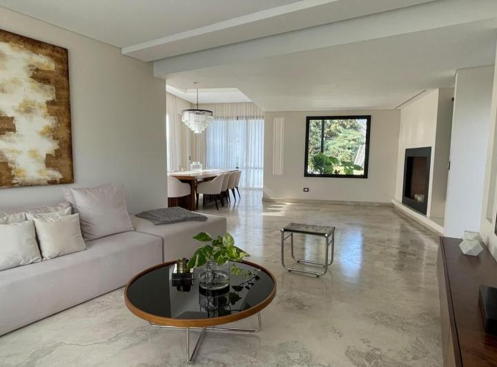 Casa · 1025m² · 6 Ambientes · 4 Cocheras