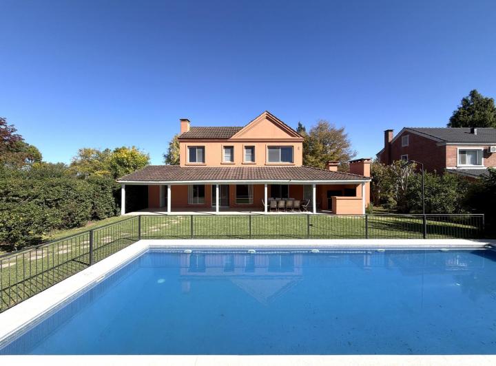 Casa · 214m² · 4 Ambientes · 1 Cochera