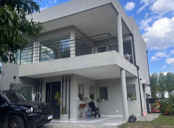 Casa · 300m² · 6 Ambientes · 1 Cochera