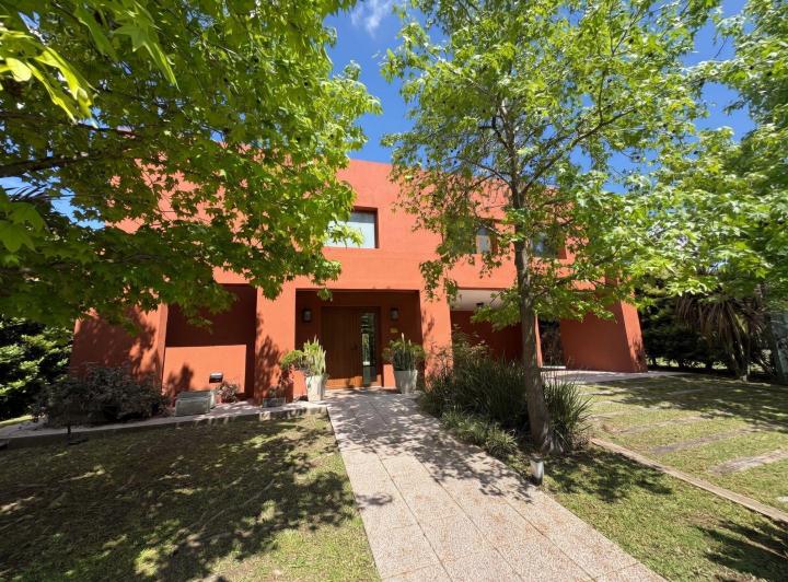 Casa · 200m² · 5 Ambientes · 2 Cocheras