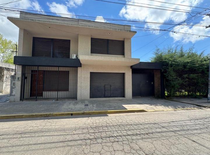 Casa · 300m² · 8 Ambientes · 3 Cocheras