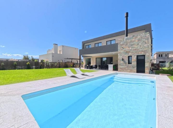 Casa · 207m² · 5 Ambientes · 2 Cocheras