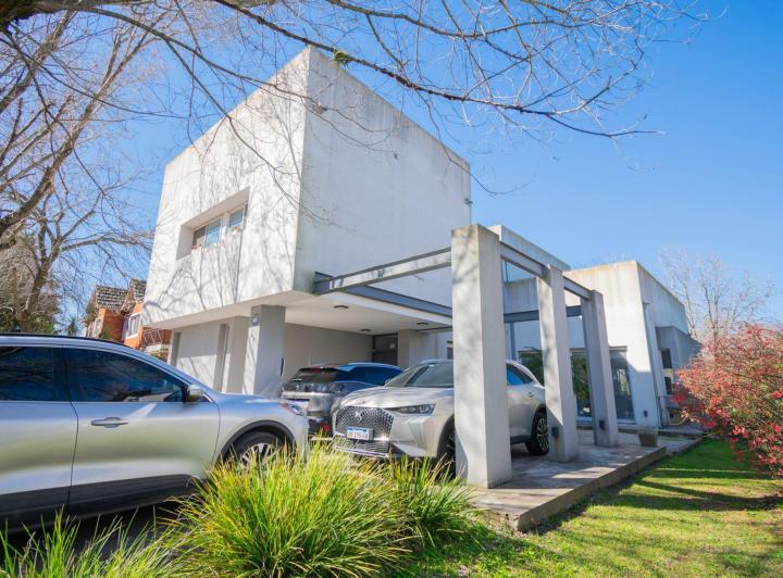 Casa · 295m² · 5 Ambientes · 3 Cocheras