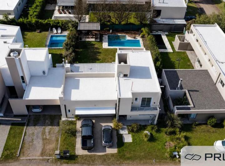 Casa · 208m² · 12 Ambientes · 2 Cocheras