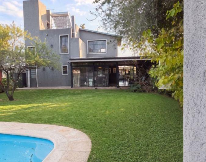 Casa · 245m² · 5 Ambientes · 2 Cocheras