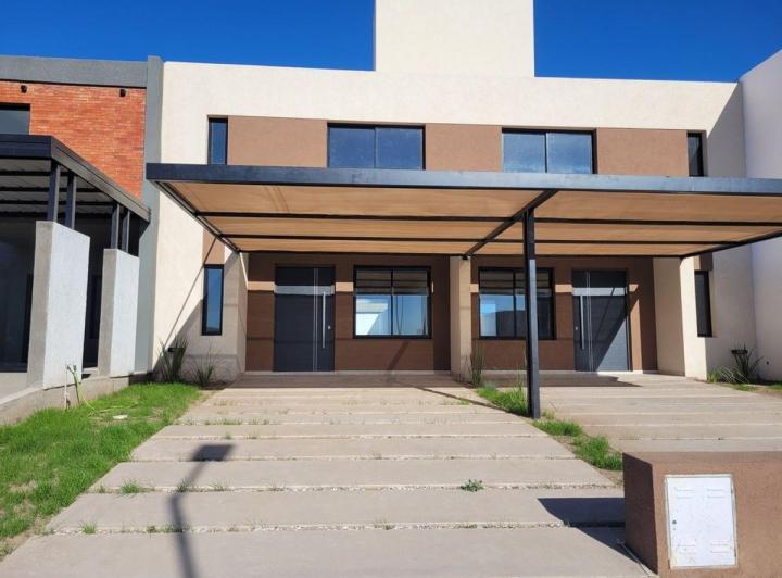 Casa · 130m² · 3 Ambientes · 2 Cocheras