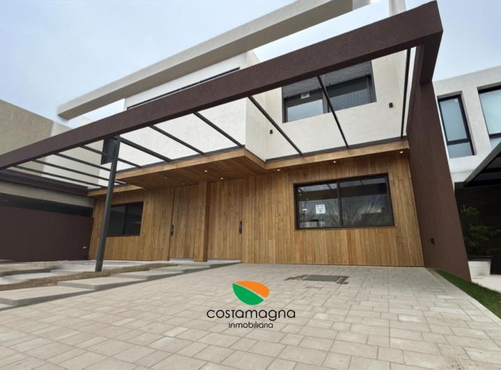 Casa · 208m² · 7 Ambientes · 2 Cocheras