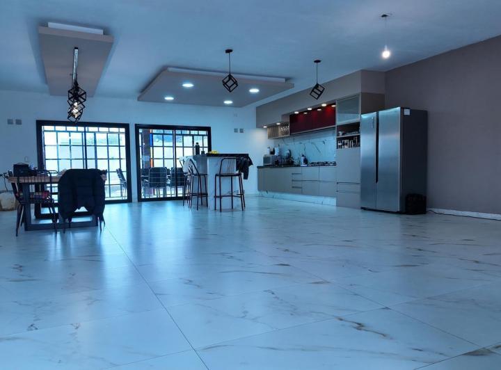 Casa · 410m² · 9 Ambientes · 3 Cocheras