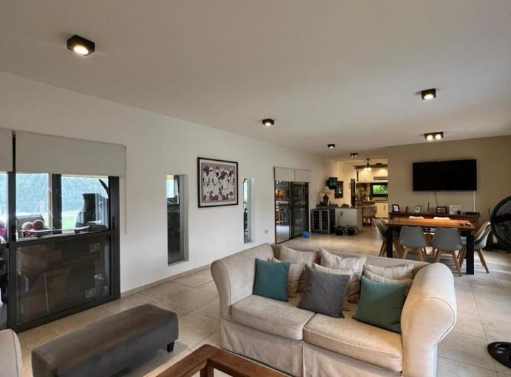 Casa · 306m² · 5 Ambientes · 2 Cocheras