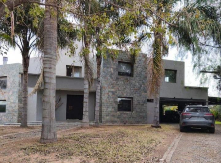 Casa · 320m² · 5 Ambientes · 1 Cochera