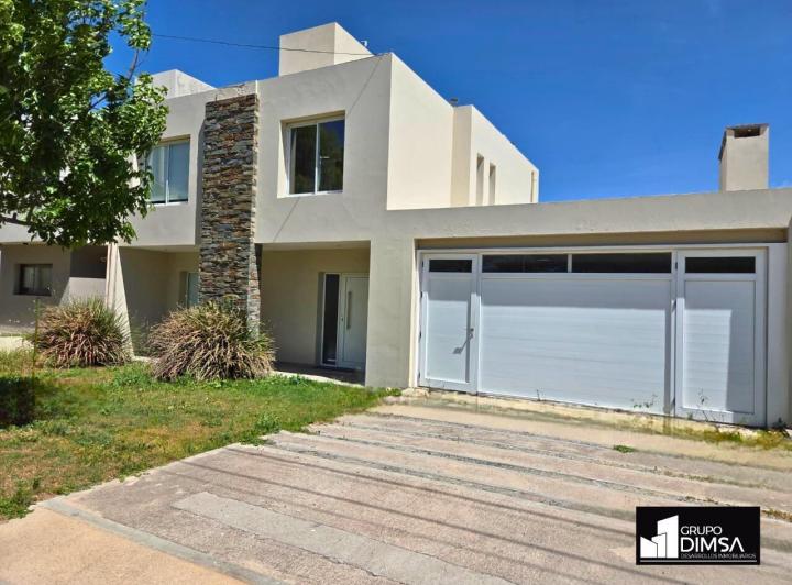 Casa · 220m² · 7 Ambientes · 2 Cocheras