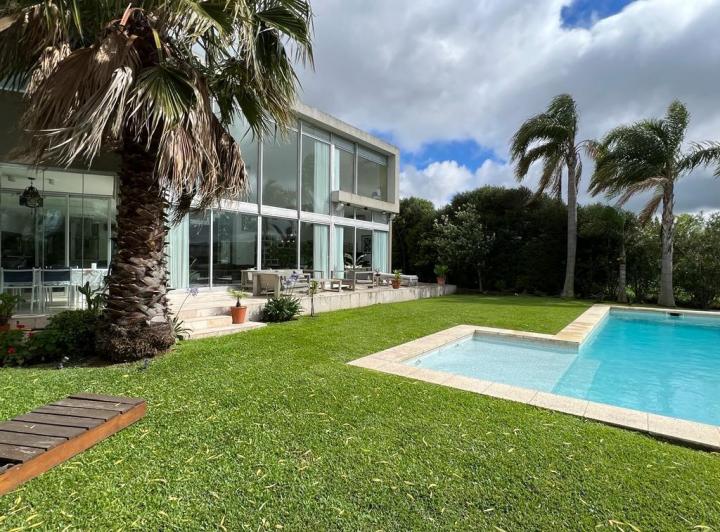 Casa · 300m² · 6 Ambientes · 4 Cocheras