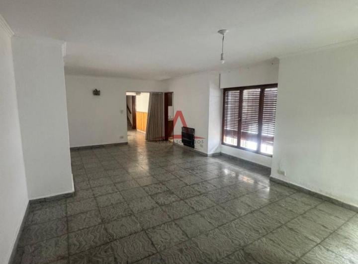 Casa · 240m² · 4 Ambientes · 1 Cochera