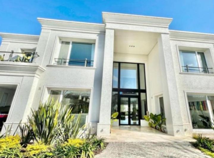 Casa · 670m² · 5 Ambientes · 1 Cochera