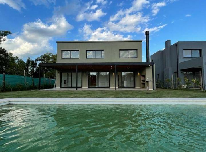 Casa · 180m² · 7 Ambientes · 2 Cocheras