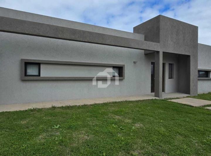 Casa · 160m² · 4 Ambientes · 4 Cocheras