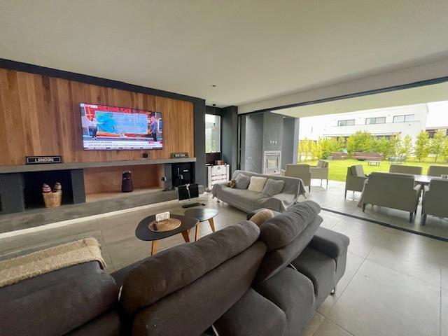 Casa · 249m² · 5 Ambientes · 2 Cocheras