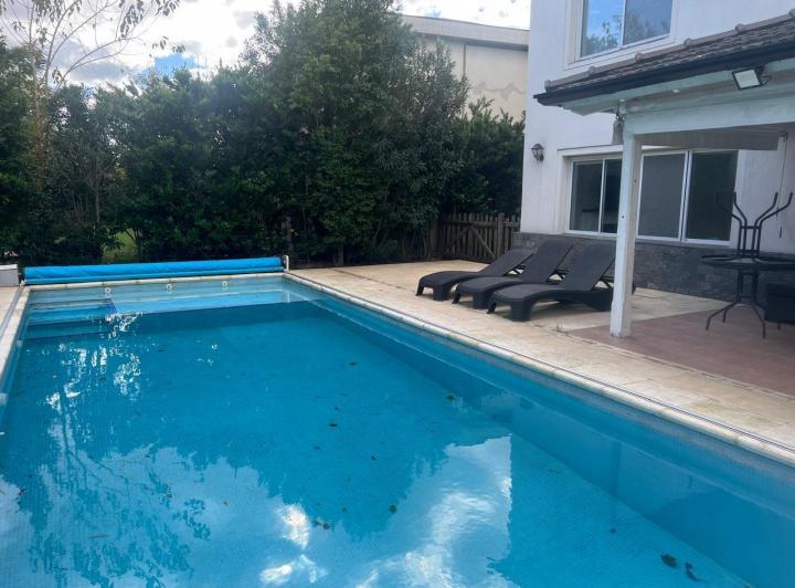 Casa · 310m² · 6 Ambientes · 4 Cocheras