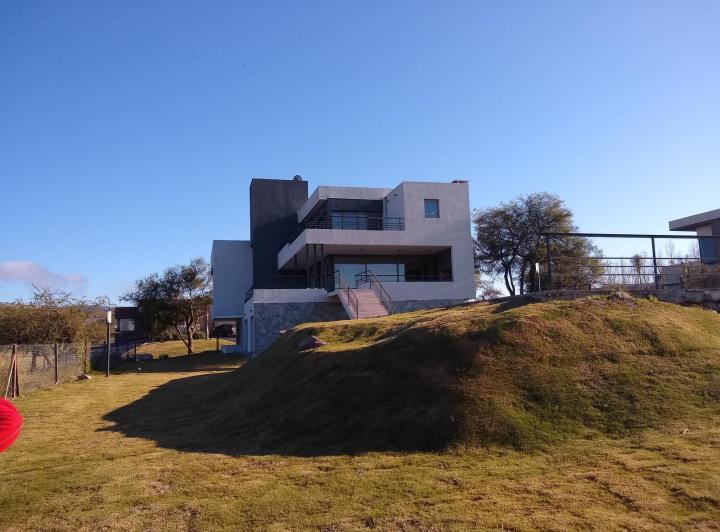 Casa · 600m² · 5 Ambientes · 4 Cocheras
