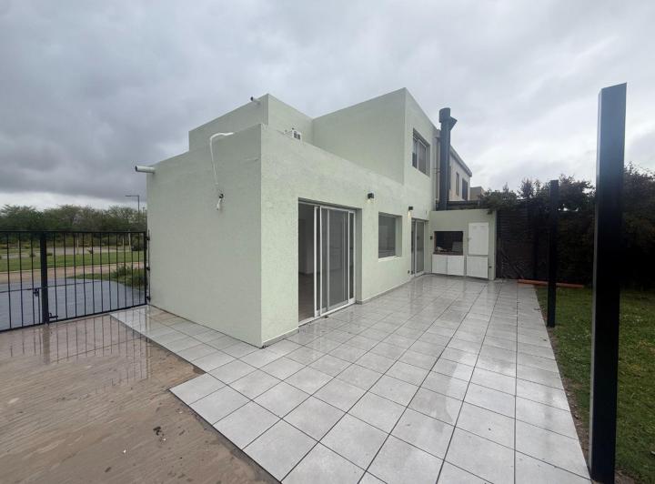 Casa · 100m² · 4 Ambientes · 1 Cochera