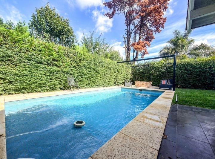 Casa · 179m² · 7 Ambientes · 4 Cocheras