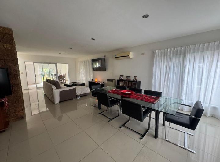 Casa · 251m² · 4 Ambientes · 1 Cochera