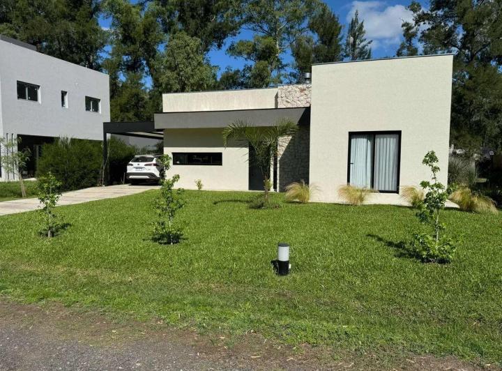 Casa · 104m² · 5 Ambientes · 2 Cocheras