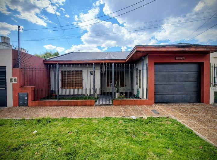 Casa · 156m² · 3 Ambientes · 2 Cocheras