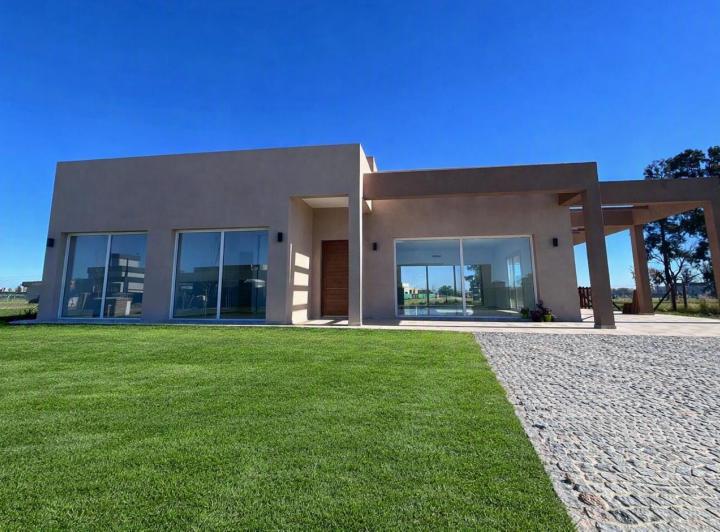 Casa · 640m² · 4 Ambientes · 1 Cochera