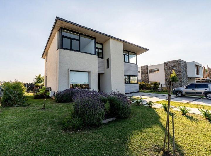 Casa · 240m² · 5 Ambientes