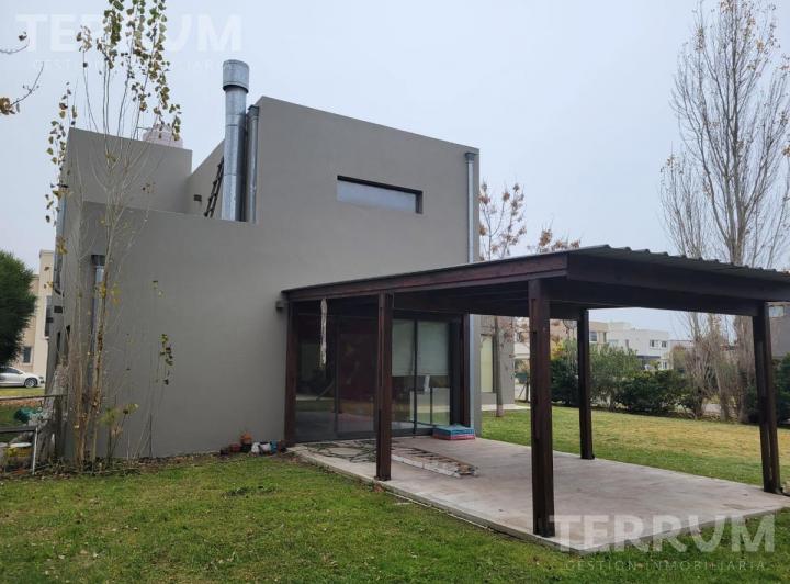 Casa · 260m² · 5 Ambientes · 2 Cocheras